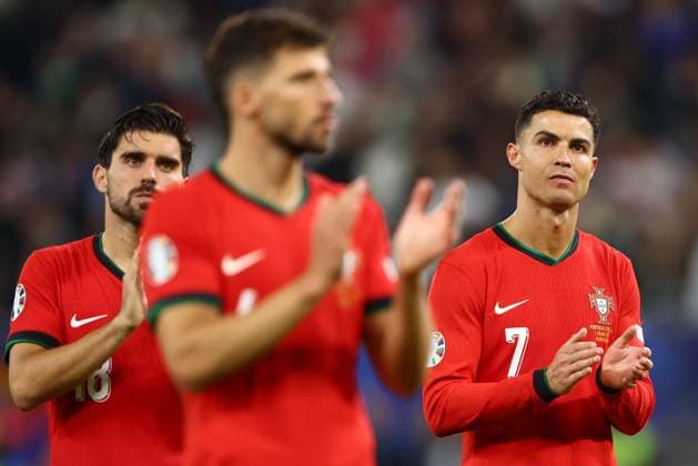 Cristiano Ronaldo of Portugal and team mates applaud fans after the shootout loss Portugal v France, UEFA European Championship, EM, Europameisterschaft 2024, Quarter Final, Football, Volksparkstadion, Hamburg, Germany, 05 Jul 2024 EDITORIAL USE ONLY No use with unauthorised audio, video, data, fixture lists, club league logos or live services. Online in-match use limited to 120 images, no video emulation. No use in betting, games or single club league player publications.  Copyright: xKieranxMcManus Shutterstockx 14571382dh