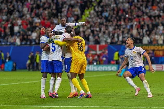 EM 2024: Portugal - Frankreich am 05.07.2024 im Volksparkstadion in Hamburg Theo Hernandez 22 of France jubelt Bach dem Sieg.