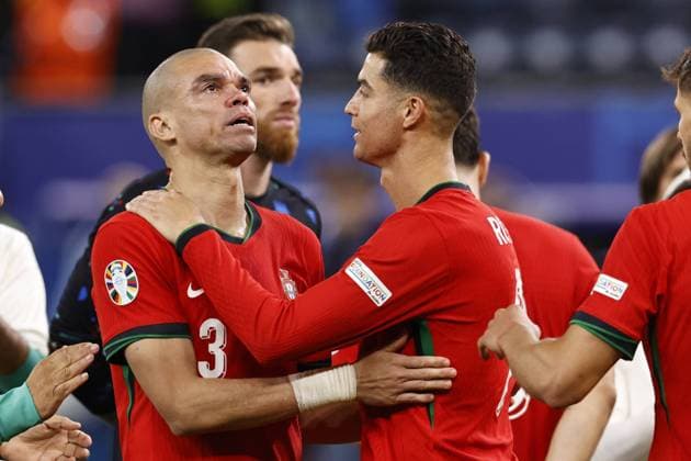 Bilder des Jahres 2024, Sport 07 Juli Sport Themen der Woche KW27 HAMBURG - Pepe of Portugal and Cristiano Ronaldo of Portugal disappointment during the UEFA EURO, EM, Europameisterschaft,Fussball 2024 quarter-final match between Portugal and France at Volksparkstadion on July 5, 2024 in Hamburg, Germany. ANP Hollandse Hoogte MAURICE VAN STEEN UEFA EURO 2024 2024 xVIxANPxSportx xVanxSteenxFotografiexIVx 502842168 originalFilename: 502842168.jpg