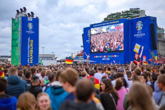 05.07.2024, Hamburg, EURO2024, Public Viewing in der Fan Zone Heiligengeistfeld in Hamburg. Deutsche Fans und Unterstützer verfolgen gespannt das Spiel Viertelfinale der deutschen Nationalmannschaft gegen Spanien. EM, Europameisterschaft, Rudelgucken, Emotionen. Hamburg Deutschland