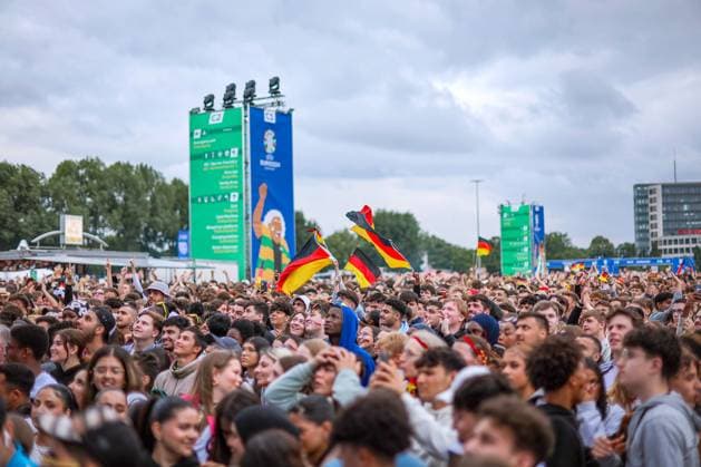 05.07.2024, Hamburg, EURO2024, Public Viewing in der Fan Zone Heiligengeistfeld in Hamburg. Deutsche Fans und Unterstützer verfolgen gespannt das Spiel Viertelfinale der deutschen Nationalmannschaft gegen Spanien. EM, Europameisterschaft, Rudelgucken, Emotionen. Hamburg Deutschland