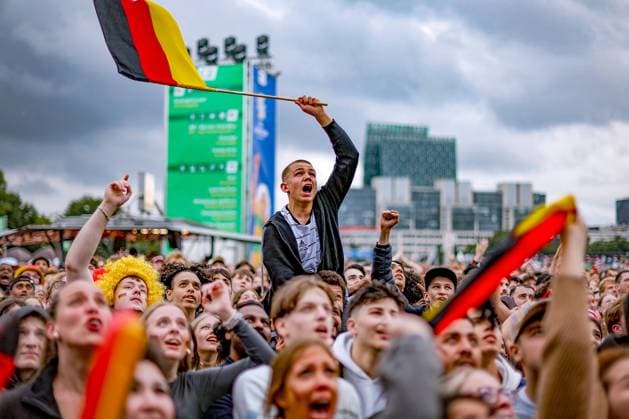 05.07.2024, Hamburg, EURO2024, Public Viewing in der Fan Zone Heiligengeistfeld in Hamburg. Deutsche Fans und Unterstützer verfolgen gespannt das Spiel Viertelfinale der deutschen Nationalmannschaft gegen Spanien. EM, Europameisterschaft, Rudelgucken, Emotionen. Hamburg Deutschland