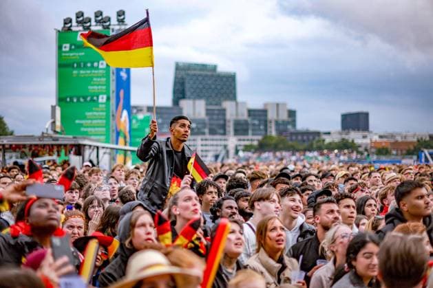 05.07.2024, Hamburg, EURO2024, Public Viewing in der Fan Zone Heiligengeistfeld in Hamburg. Deutsche Fans und Unterstützer verfolgen gespannt das Spiel Viertelfinale der deutschen Nationalmannschaft gegen Spanien. EM, Europameisterschaft, Rudelgucken, Emotionen. Hamburg Deutschland