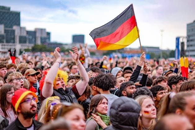 05.07.2024, Hamburg, EURO2024, Public Viewing in der Fan Zone Heiligengeistfeld in Hamburg. Deutsche Fans und Unterstützer verfolgen gespannt das Spiel Viertelfinale der deutschen Nationalmannschaft gegen Spanien. EM, Europameisterschaft, Rudelgucken, Emotionen. Jubelnde Fans nach dem 1:1 Ausgleich. Hamburg Deutschland