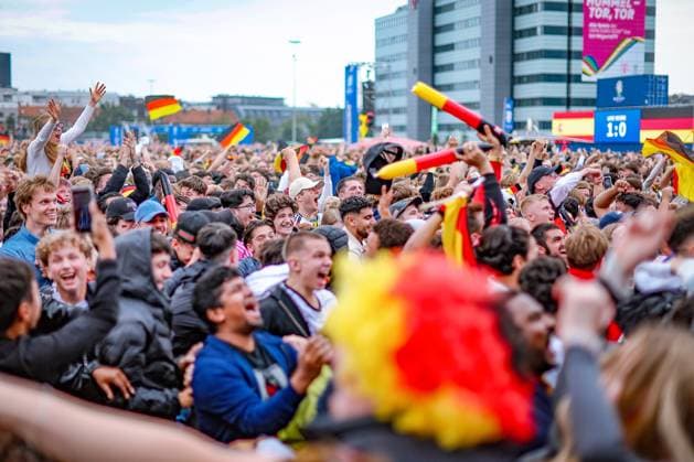 05.07.2024, Hamburg, EURO2024, Public Viewing in der Fan Zone Heiligengeistfeld in Hamburg. Deutsche Fans und Unterstützer verfolgen gespannt das Spiel Viertelfinale der deutschen Nationalmannschaft gegen Spanien. EM, Europameisterschaft, Rudelgucken, Emotionen. Jubelnde Fans nach dem 1:1 Ausgleich. Hamburg Deutschland