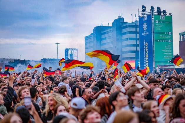 05.07.2024, Hamburg, EURO2024, Public Viewing in der Fan Zone Heiligengeistfeld in Hamburg. Deutsche Fans und Unterstützer verfolgen gespannt das Spiel Viertelfinale der deutschen Nationalmannschaft gegen Spanien. EM, Europameisterschaft, Rudelgucken, Emotionen. Jubelnde Fans nach dem 1:1 Ausgleich. Hamburg Deutschland