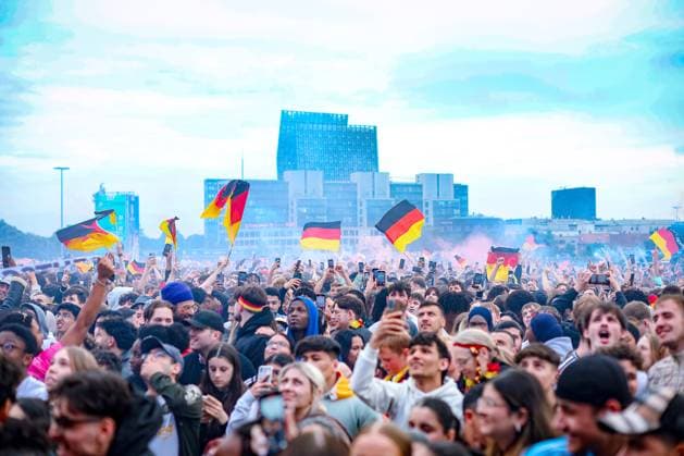 05.07.2024, Hamburg, EURO2024, Public Viewing in der Fan Zone Heiligengeistfeld in Hamburg. Deutsche Fans und Unterstützer verfolgen gespannt das Spiel Viertelfinale der deutschen Nationalmannschaft gegen Spanien. EM, Europameisterschaft, Rudelgucken, Emotionen. Jubelnde Fans nach dem 1:1 Ausgleich. Hamburg Deutschland