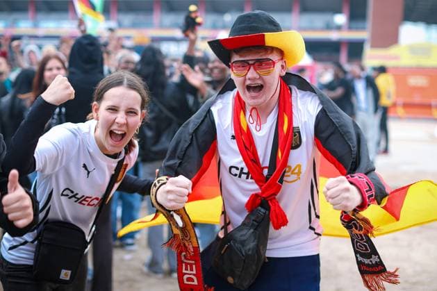 05.07.2024, Hamburg, EURO2024, Public Viewing in der Fan Zone Heiligengeistfeld in Hamburg. Deutsche Fans und Unterstützer verfolgen gespannt das Spiel Viertelfinale der deutschen Nationalmannschaft gegen Spanien. EM, Europameisterschaft, Rudelgucken, Emotionen. Jubelnde Fans nach dem 1:1 Ausgleich. Hamburg Deutschland