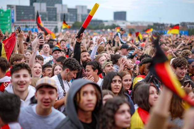 05.07.2024, Hamburg, EURO2024, Public Viewing in der Fan Zone Heiligengeistfeld in Hamburg. Deutsche Fans und Unterstützer verfolgen gespannt das Spiel Viertelfinale der deutschen Nationalmannschaft gegen Spanien. EM, Europameisterschaft, Rudelgucken, Emotionen. Jubelnde Fans nach dem 1:1 Ausgleich. Hamburg Deutschland