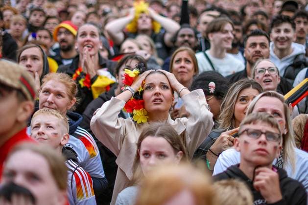 05.07.2024, Hamburg, EURO2024, Public Viewing in der Fan Zone Heiligengeistfeld in Hamburg. Deutsche Fans und Unterstützer verfolgen gespannt das Spiel Viertelfinale der deutschen Nationalmannschaft gegen Spanien. EM, Europameisterschaft, Rudelgucken, Emotionen. Enttäuschte Gesichter bei den deutschen Fans nach der 1:2 Niederlage und dem Ausscheiden der deutschen Mannschaft. Hamburg Deutschland