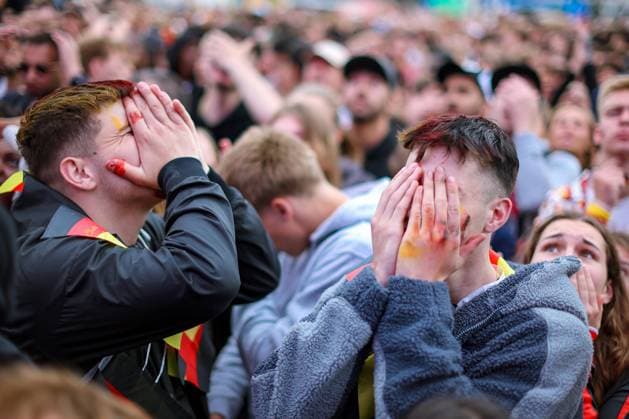 05.07.2024, Hamburg, EURO2024, Public Viewing in der Fan Zone Heiligengeistfeld in Hamburg. Deutsche Fans und Unterstützer verfolgen gespannt das Spiel Viertelfinale der deutschen Nationalmannschaft gegen Spanien. EM, Europameisterschaft, Rudelgucken, Emotionen. Enttäuschte Gesichter bei den deutschen Fans nach der 1:2 Niederlage und dem Ausscheiden der deutschen Mannschaft. Hamburg Deutschland