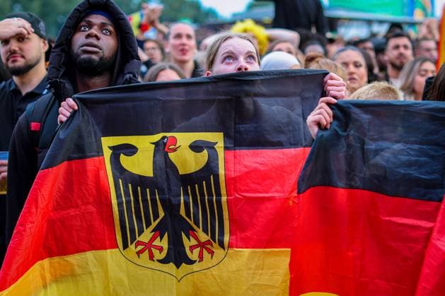 05.07.2024, Hamburg, EURO2024, Public Viewing in der Fan Zone Heiligengeistfeld in Hamburg. Deutsche Fans und Unterstützer verfolgen gespannt das Spiel Viertelfinale der deutschen Nationalmannschaft gegen Spanien. EM, Europameisterschaft, Rudelgucken, Emotionen. Enttäuschte Gesichter bei den deutschen Fans nach der 1:2 Niederlage und dem Ausscheiden der deutschen Mannschaft. Hamburg Deutschland