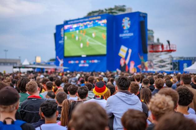 05.07.2024, Hamburg, EURO2024, Public Viewing in der Fan Zone Heiligengeistfeld in Hamburg. Deutsche Fans und Unterstützer verfolgen gespannt das Spiel Viertelfinale der deutschen Nationalmannschaft gegen Spanien. EM, Europameisterschaft, Rudelgucken, Emotionen. Hamburg Deutschland