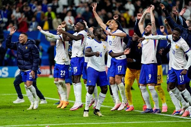Hamburg, Germany, July 5th 2024: Players of France celebrate in front of the fans their victory after the penalty shootout during the UEFA EURO, EM, Europameisterschaft,Fussball 2024 Germany quarterfinal football match between Portugal and France at Volksparkstadion in Hamburg, Germany. (Daniela Porcelli SPP)  Copyright: xDanielaxPorcellix xSPPx spp-en-DaPoSp-20240705-_DP16404