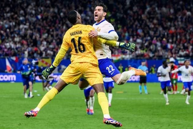 240705 Theo Hernandez celebrate with goalkeeper Mike Maignan of France after sovirng the decisive penalt in the penalty shootout during the UEFA EURO, EM, Europameisterschaft,Fussball 2024 Football Championship Quarterfinal between Portugal and France on July 5, 2024 in Hamburg. Photo: Jesper Zerman BILDBYRAN kod JZ JZ0551 fotboll football soccer fotball fotbolls-em europamästerskap em uefa euro uefa european football championship euro 2024 portugal frankrike france bbeng jubel Copyright: JESPERxZERMAN BB240705JZ138