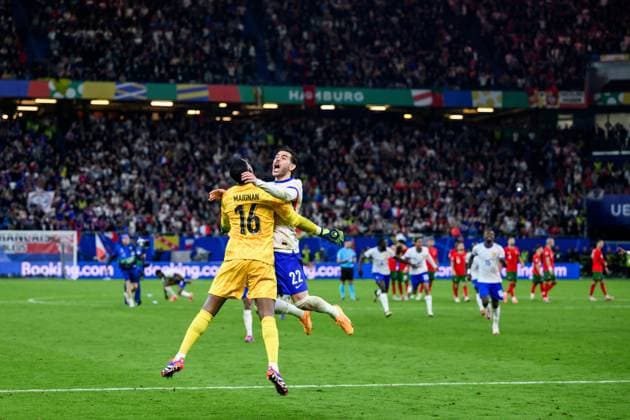 Sport Bilder des Tages 240705 Theo Hernandez celebrate with goalkeeper Mike Maignan of France after sovirng the decisive penalt in the penalty shootout during the UEFA EURO, EM, Europameisterschaft,Fussball 2024 Football Championship Quarterfinal between Portugal and France on July 5, 2024 in Hamburg. Photo: Jesper Zerman BILDBYRAN kod JZ JZ0551 fotboll football soccer fotball fotbolls-em europamästerskap em uefa euro uefa european football championship euro 2024 portugal frankrike france bbeng jubel Copyright: JESPERxZERMAN BB240705JZ140