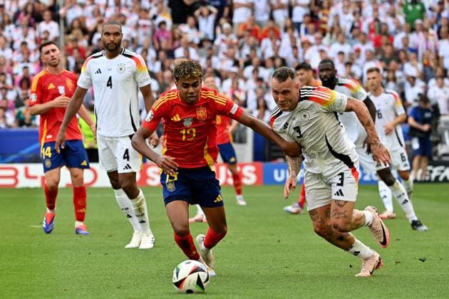 05.07.2024, xjrdrx, Fussball EM 2024 1 4 Finale, Deutschland - Spanien emspor, v.l. Lamine Yamal Nasraoui Ebana (Spanien) David Raum (Deutsche Fussball Nationalmannschaft DFB) Zweikampf, Aktion, action, battle for the ball (DFL DFB REGULATIONS PROHIBIT ANY USE OF PHOTOGRAPHS as IMAGE SEQUENCES and or QUASI-VIDEO) Stuttgart