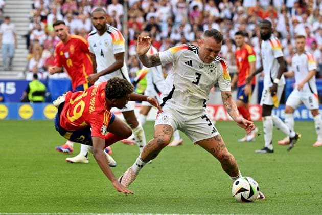 05.07.2024, xjrdrx, Fussball EM 2024 1 4 Finale, Deutschland - Spanien emspor, v.l. Lamine Yamal Nasraoui Ebana (Spanien) David Raum (Deutsche Fussball Nationalmannschaft DFB) Zweikampf, Aktion, action, battle for the ball (DFL DFB REGULATIONS PROHIBIT ANY USE OF PHOTOGRAPHS as IMAGE SEQUENCES and or QUASI-VIDEO) Stuttgart
