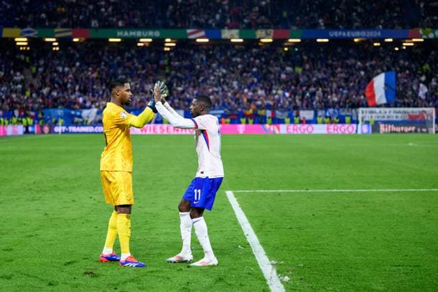 240705 Ousmane Dembele celebrates with goalkeeper Mike Maignan of France after scoring a penalty during the penalty shootout in the UEFA EURO, EM, Europameisterschaft,Fussball 2024 Football Championship Quarterfinal between Portugal and France on July 5, 2024 in Hamburg. Photo: Jesper Zerman BILDBYRAN kod JZ JZ0551 fotboll football soccer fotball fotbolls-em europamästerskap em uefa euro uefa european football championship euro 2024 portugal frankrike france bbeng jubel Copyright: JESPERxZERMAN BB240705JZ151