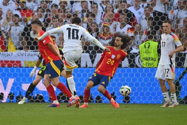 Strittige Szene: Kein Elfmeter? Spaniens Marc Cucurella (M.) bekommt den Schuss von Jamal Musiala an die leicht vom Koerper abgespreizte Hand, verhindert damit eine Grosschance fuer die DFB-Elf-kien Elfmeter,Strafstoss.Aktion,Schuss. re:Florian Wirtz (GER), Viertelfinale Spanien (ESP) - Deutschland (GER) 2-1 n.V am 05.07.2024,Stuttgart Arena, Fussball UEFA EURO, EM, Europameisterschaft,Fussball 2024 GERMANY vom 14.06.2024 - 14.07.2024.