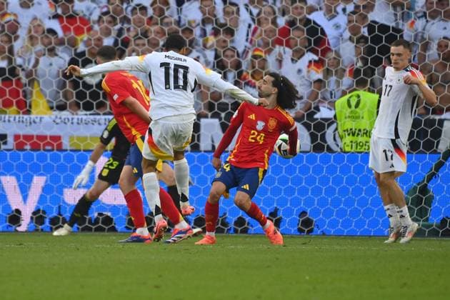 Strittige Szene: Kein Elfmeter? Spaniens Marc Cucurella (M.) bekommt den Schuss von Jamal Musiala an die leicht vom Koerper abgespreizte Hand, verhindert damit eine Grosschance fuer die DFB-Elf-kien Elfmeter,Strafstoss.Aktion,Schuss. re:Florian Wirtz (GER), Viertelfinale Spanien (ESP) - Deutschland (GER) 2-1 n.V am 05.07.2024,Stuttgart Arena, Fussball UEFA EURO, EM, Europameisterschaft,Fussball 2024 GERMANY vom 14.06.2024 - 14.07.2024.
