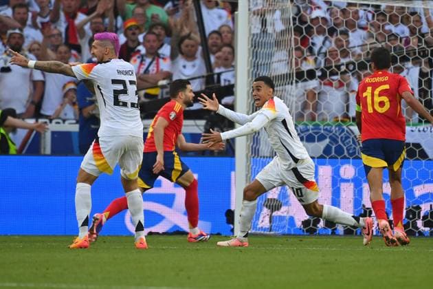 v.li:Robert Andrich (GER) nd Jamal MUSIALA (GER) reklamieren ein Handspiel von Marc CUCURELLA (ESP)-kein Elfmeter,Strafstoss Viertelfinale Spanien (ESP) - Deutschland (GER) 2-1 n.V am 05.07.2024,Stuttgart Arena, Fussball UEFA EURO, EM, Europameisterschaft,Fussball 2024 GERMANY vom 14.06.2024 - 14.07.2024.