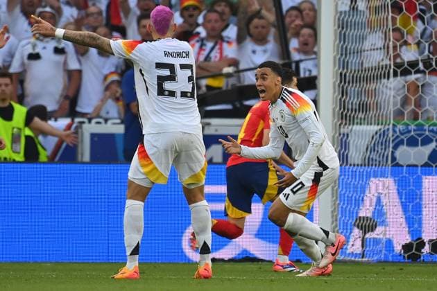 v.li:Robert Andrich (GER) nd Jamal MUSIALA (GER) reklamieren ein Handspiel von Marc CUCURELLA (ESP)-kein Elfmeter,Strafstoss Viertelfinale Spanien (ESP) - Deutschland (GER) 2-1 n.V am 05.07.2024,Stuttgart Arena, Fussball UEFA EURO, EM, Europameisterschaft,Fussball 2024 GERMANY vom 14.06.2024 - 14.07.2024.