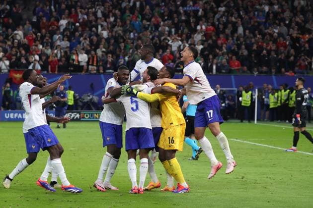 Germany - UEFA EURO, EM, Europameisterschaft,Fussball 2024 - Portugal vs France - 05 07 2024 GERMANY, HAMBURG, JULY 05. Youssouf Fofana of France, Dayot Upamecano of France, Marcus Thuram of France,Jules Kounde of France, Theo Hernandez of France, Ousmane Dempale of France, Mike Maignan of France and William Saliba of France (From L to R) celebrate victory at the end of the UEFA EURO 2024 Quarter-finals match between Portugal and France. On July 05, 2024 at Volksparkstadion in Hamburg, Germany. Photo by Manuel Blondeau AOP.Press Hamburg Volksparkstadion Germany Copyright: x ManuelxBlondeau AOP.Pressx AOP20240705 0005