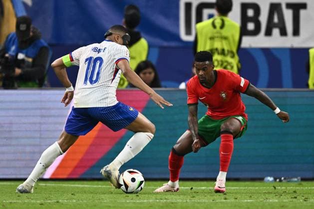 HAMBURG, GERMANY - JULY 5: Kylian Mbappe of France and Nelson Semedo of Portugal during the UEFA EURO, EM, Europameisterschaft,Fussball 2024 quarter-final match between Portugal and France at Volksparkstadion on July 5, 2024 in Hamburg, G Portugal v France: Quarter-Final - UEFA EURO 2024 Copyright: xSebastianxFrejx