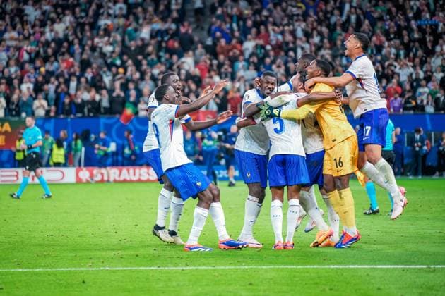 EURO 2024 - Quarter-Finals: Portugal vs. France France celebrate qualifying for the semi-finals after the EURO 2024 Quarter-Final penalty shootout between Portugal and France on 05 July 2024, at Volksparkstadion, in Hamburg, Germany Hamburg Volksparkstadion Germany Copyright: xAlexandraxFechetex _ADR3311
