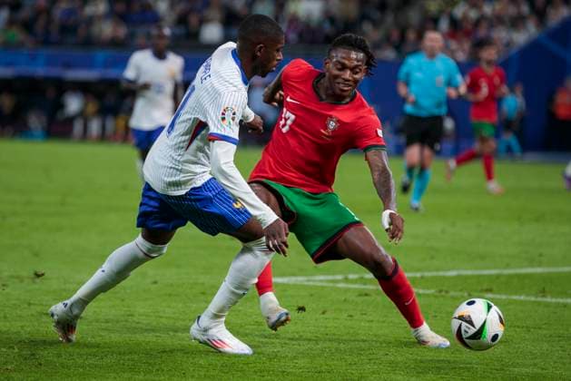 UEFA EURO, EM, Europameisterschaft,Fussball 2024: Portugal - Frankreich; 05.07.2024 Rafael Leao (Portugal, 17) im Zweikampf mit Ousman Dembele (Frankreich, 11). UEFA EURO 2024: Viertelfinale: Portugal - Frankreich; Volksparkstadion Hamburg, Hamburg am 05.07.2024 Copyright: xBEAUTIFULxSPORTS Meuselx