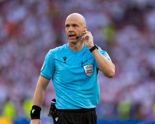Sport Bilder des Tages 05.07.2024, Fussball UEFA EURO, EM, Europameisterschaft,Fussball 2024, Viertelfinale, Spanien - Deutschland, in der Stuttgart-Arena. re: Florian Wirtz (Deutschland) reklamiert bei Schiedsrichter Anthony Taylor (England) ahndet das Handspiel eines Spaniers in der Nachspielzeit nicht, und bemüht auch keinen VAR dazu.