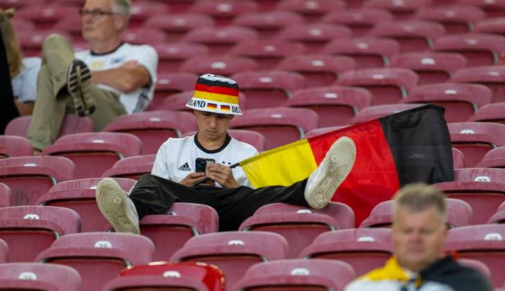 05.07.2024, Fussball UEFA EURO, EM, Europameisterschaft,Fussball 2024, Viertelfinale, Spanien - Deutschland, in der Stuttgart-Arena. Frust bei den Deutschen Fans nach der Niederlage