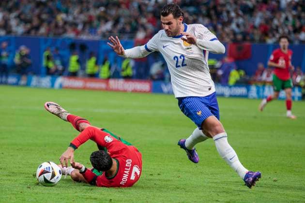 UEFA EURO, EM, Europameisterschaft,Fussball 2024: Portugal - Frankreich; 05.07.2024 Cristiano Ronaldo (Portugal, 7), Theo Hernandez (Frankreich, 22). UEFA EURO 2024: Viertelfinale: Portugal - Frankreich; Volksparkstadion Hamburg, Hamburg am 05.07.2024 Copyright: xBEAUTIFULxSPORTS Meuselx