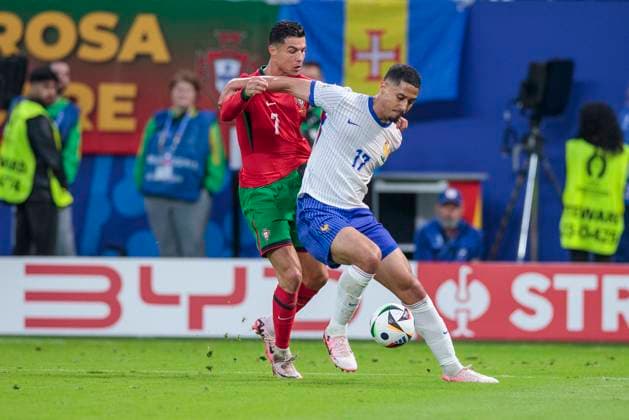 UEFA EURO, EM, Europameisterschaft,Fussball 2024: Portugal - Frankreich; 05.07.2024 William Saliba (Frankreich, 17) im Zweikampf mit Cristiano Ronaldo (Portugal, 7). UEFA EURO 2024: Viertelfinale: Portugal - Frankreich; Volksparkstadion Hamburg, Hamburg am 05.07.2024 Copyright: xBEAUTIFULxSPORTS Meuselx