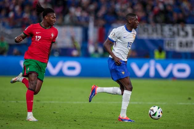 UEFA EURO, EM, Europameisterschaft,Fussball 2024: Portugal - Frankreich; 05.07.2024 Randal Kolo Muani (Frankreich, 12), Rafael Leao (Portugal, 17). UEFA EURO 2024: Viertelfinale: Portugal - Frankreich; Volksparkstadion Hamburg, Hamburg am 05.07.2024 Copyright: xBEAUTIFULxSPORTS Meuselx