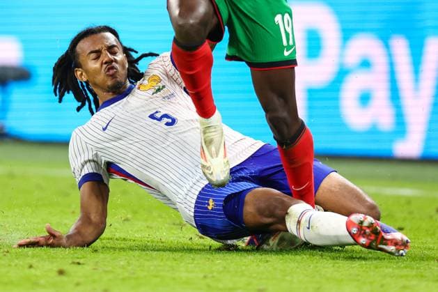 Portugal v France 5 July 2024, Hamburg - UEFA EUROs - Quarter-Final - Portugal v France - Jules Kounde of France tackles Nuno Mendes of Portugal - Photo: Charlotte Wilson Offside. Hamburg Germany Copyright: xCharlottexWilsonx xOffsidexOffside