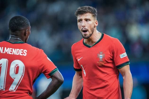 EURO 2024 - Quarter-Finals: Portugal vs. France Ruben Dias shouts at his teammate Nuno Mendes during the EURO 2024 Quarter-Final match between Portugal and France on 05 July 2024, at Volksparkstadion, in Hamburg, Germany Hamburg Volksparkstadion Germany Copyright: xAlexandraxFechetex DSC00275