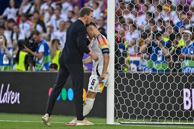 Julian Nagelsmann (Cheftrainer Deutschland) troestet Joshua Kimmich 6 (Germany) 05.07.2024 Fussball Europameisterschaft in Deutschland Spanien vs Deutschland , Neckarpark Stadion, Stuttgart, Baden Württemberg Germany