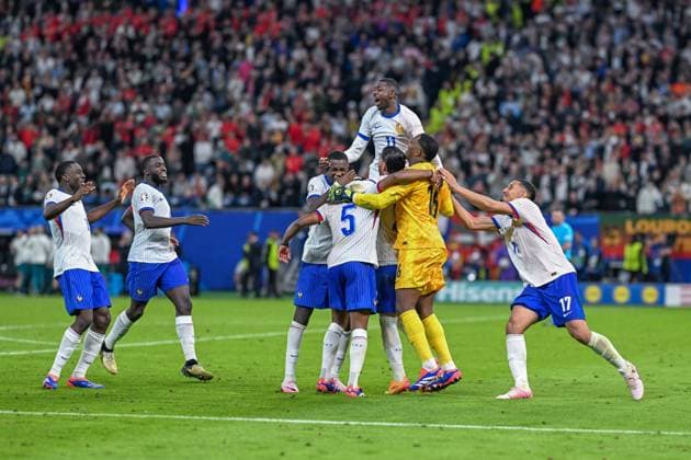 EM 2024: Portugal - Frankreich am 05.07.2024 im Volksparkstadion in Hamburg Players of France celebrate the winning penalty in the penalty shoot out, Jules Kounde 5 of France, Theo Hernandez 22 of France, William Saliba 17 of France, Mike Maignan 16 of France