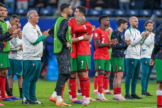 EM 2024: Portugal - Frankreich am 05.07.2024 im Volksparkstadion in Hamburg Pepe 3 of Portugal and Cristiano Ronaldo 7 of Portugal reacts.