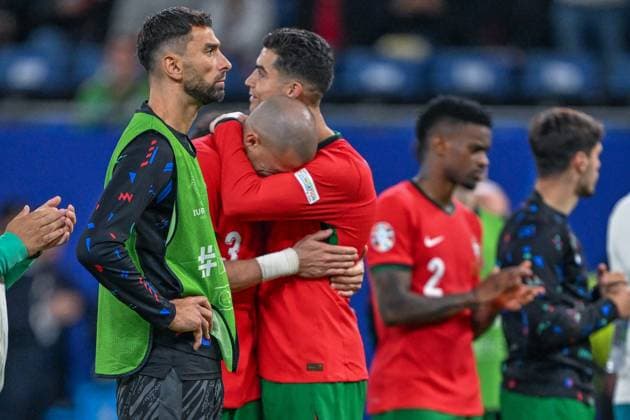 EM 2024: Portugal - Frankreich am 05.07.2024 im Volksparkstadion in Hamburg Pepe 3 of Portugal and Cristiano Ronaldo 7 of Portugal reacts.