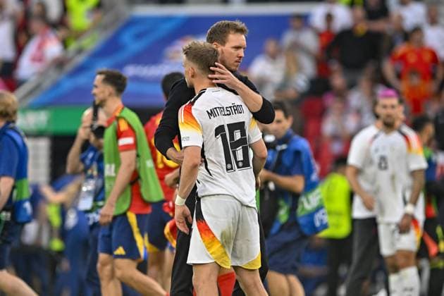 Julian Nagelsmann (Cheftrainer Deutschland) troestet Maximilian Mittelstädt Mittelstaedt 18 (Germany) 05.07.2024 Fussball Europameisterschaft in Deutschland Spanien vs Deutschland , Neckarpark Stadion, Stuttgart, Baden Württemberg Germany