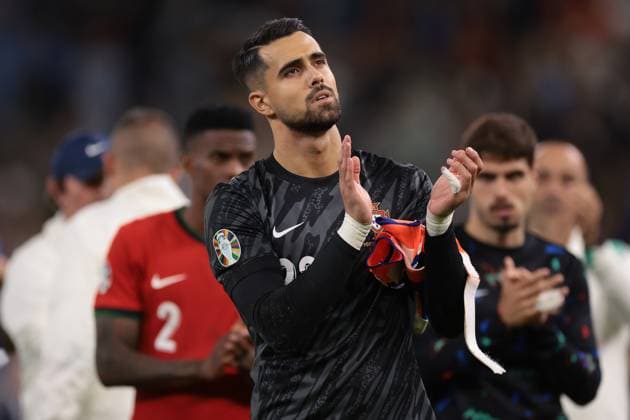 Hamburg, Germany, 5th July 2024. Diogo Costa of Portugal applauds the fans following the penalty shoot out defeat in the UEFA European Championships quarter final match at Volksparkstadion, Hamburg. Picture credit should read: Jonathan Moscrop Sportimage EDITORIAL USE ONLY. No use with unauthorised audio, video, data, fixture lists, club league logos or live services. Online in-match use limited to 120 images, no video emulation. No use in betting, games or single club league player publications. SPI-3219-0127
