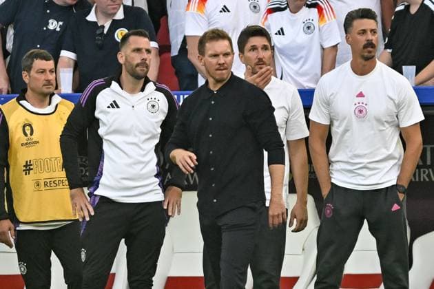 das Trainerteam angespannt nervös kurz vor Spielende 05.07.2024 Fussball Europameisterschaft in Deutschland Spanien vs Deutschland , Neckarpark Stadion, Stuttgart, Baden Württemberg Germany