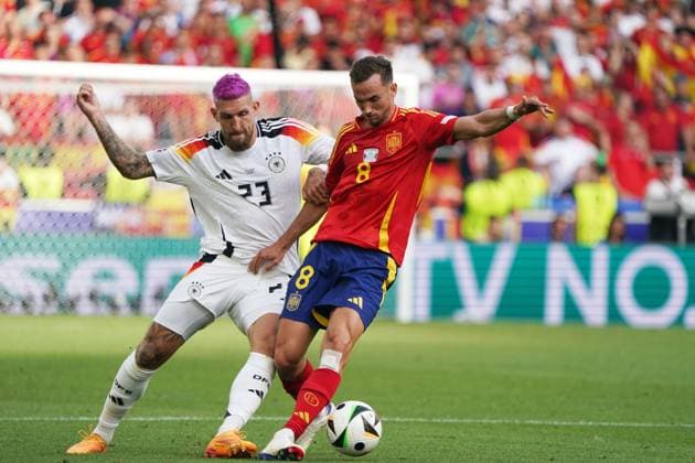 Nationalmannschaft, Fussball, UEFA Euro2024, EM 2024,Viertelfinale, Stuttgart , Spanien-Deutschland Robert Andrich Deutschland, Fabian Ruiz, Spanien