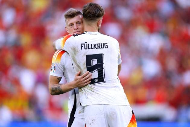 KROOS Toni Team Deutschland mit FUELLKRUG Niclas nach seinem letztem Spiel UEFA Fussball EURO 2024 in Deutschland Viertelfinale Spanien - Deutschland 2 : 1 am 05.07.2024 in Stuttgart DFL REGULATIONS PROHIBIT ANY USE OF PHOTOGRAPHS as IMAGE SEQUENCES and or QUASI-VIDEO Copyright: xLacixPerenyix