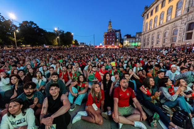July 5, 2024, Porto, Portugal: Portugal football fans watch the Portugal vs France match on a giant outdoor screen at Amor de Perdicao square in Porto downtown. France wins in penalty shootout, advances to semifinals. Porto Portugal - ZUMAs197 20240705_aaa_s197_302 Copyright: xDiogoxBaptistax
