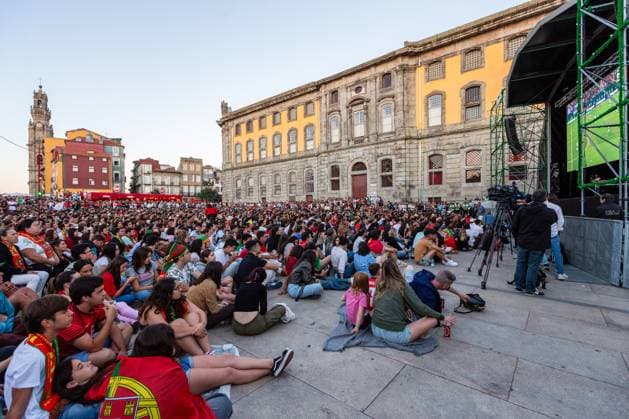 July 5, 2024, Porto, Portugal: Portugal football fans watch the Portugal vs France match on a giant outdoor screen at Amor de Perdicao square in Porto downtown. France wins in penalty shootout, advances to semifinals. Porto Portugal - ZUMAs197 20240705_aaa_s197_305 Copyright: xDiogoxBaptistax