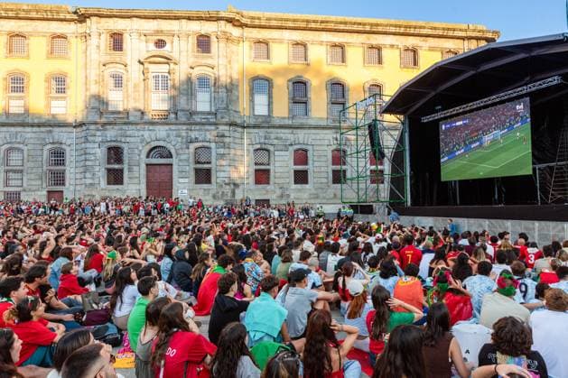July 5, 2024, Porto, Portugal: Portugal football fans watch the Portugal vs France match on a giant outdoor screen at Amor de Perdicao square in Porto downtown. France wins in penalty shootout, advances to semifinals. Porto Portugal - ZUMAs197 20240705_aaa_s197_307 Copyright: xDiogoxBaptistax